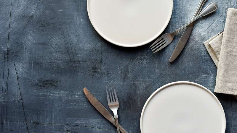 Guests at dinner? How to set a total white table and leave them speechless