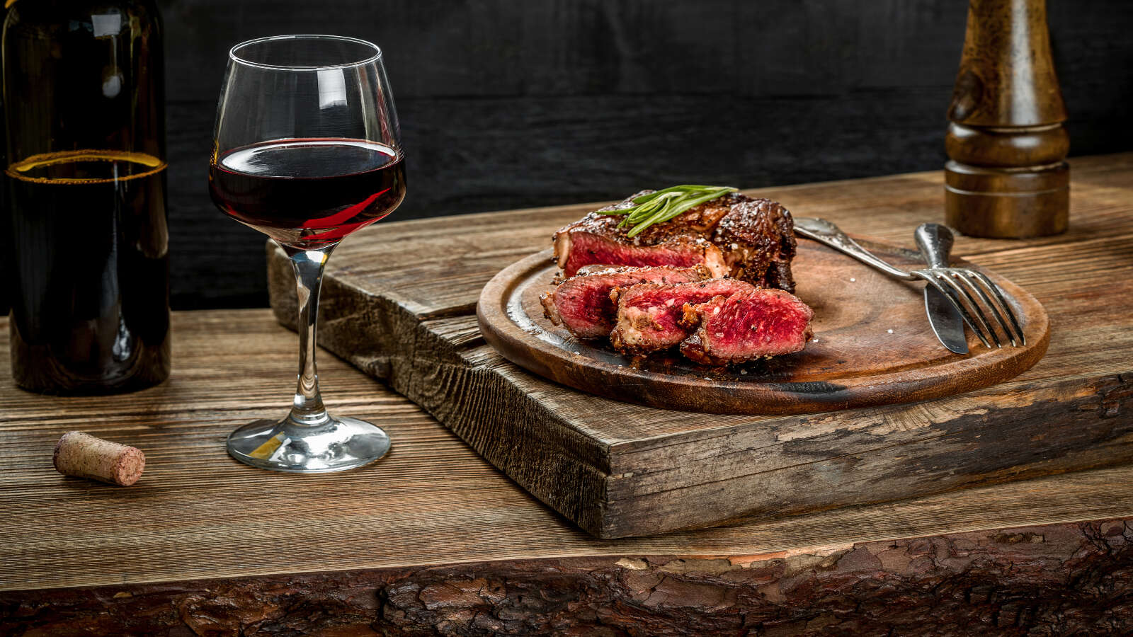 Wein und Fleisch: Wie man sie für eine Geschmacksexplosion kombiniert