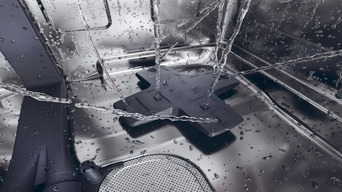 Co dělat, když v myčce zůstává voda