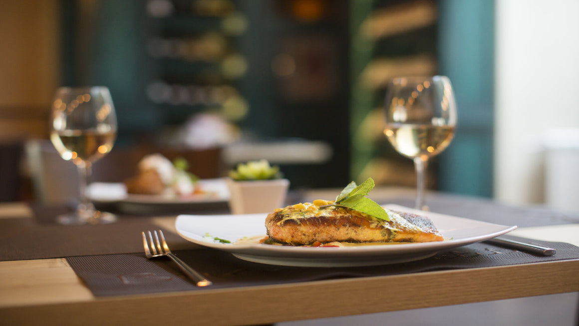 Cena de pescado, cómo maridar el vino blanco