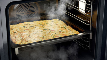 Eleva tus habilidades de horneado con una función de vapor dedicada.