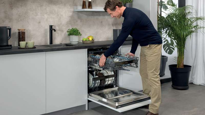 Spülmaschine reinigen: Tipps gegen Gerüche