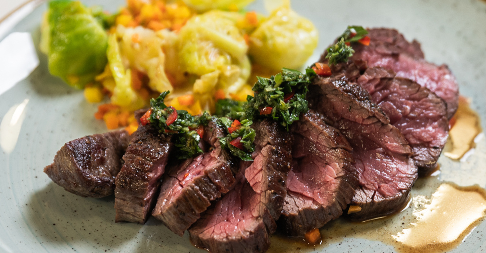 Hovädzí steak s chimichurri omáčkou a zeleninou