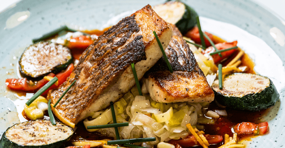 Morský vlk s restovanou zeleninou