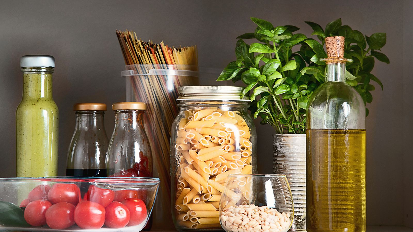 Find out how to shop for the whole week and useful tips for organizing the pantry on sight