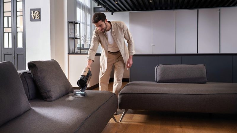 Picks up pet haier easily