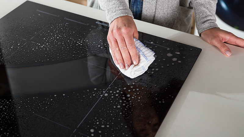 Dégraisse et élimine les taches tenaces, tout en nettoyant