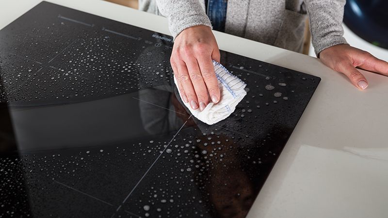 Dégraisse et élimine les taches tenaces, tout en nettoyant