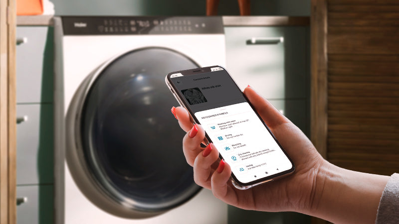 Illustrazione di un telefono con l'app hOn aperta su un telefono, che aiuta a scegliere il programma giusto per ogni carico