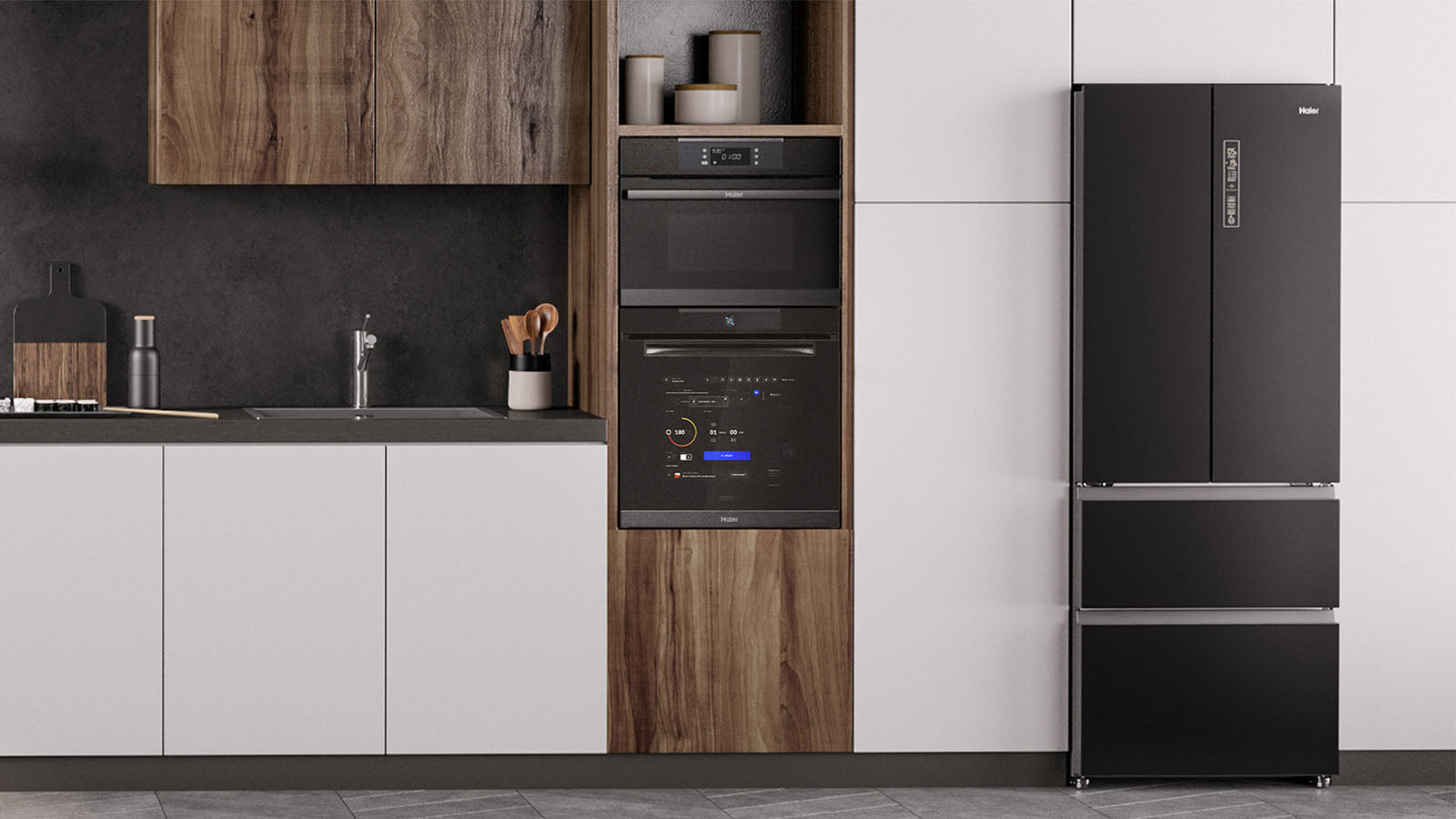 Cucina moderna con elettrodomestici Haier a incasso neri e finiture in legno; visibili un forno smart con pannello touch, un microonde integrato, un lavandino con rubinetto cromato e un frigorifero nero a quattro porte.