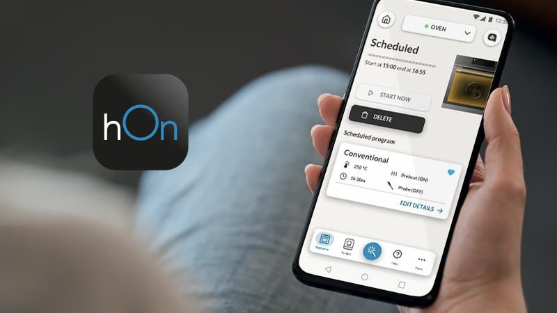 Telefono con aperta l'app hOn che mostra come poter controllare il forno Haier da remoto.
