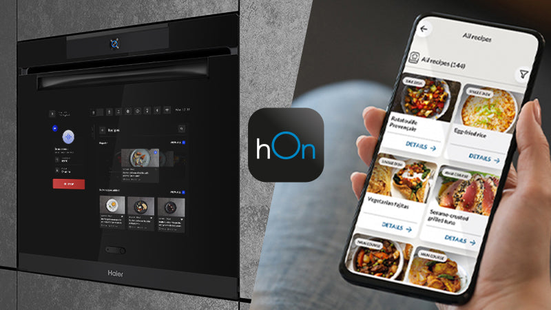 Nell'immagine è presente un forno Haier Chef@Home e un telefono che mostra un elenco di ricette disponibili sull' App hOn. Si tratta di un catalogo con oltre 300 ricette e 50 video ricette e puoi anche impostare la cottura del tuo forno da remoto con l'app hOn. 