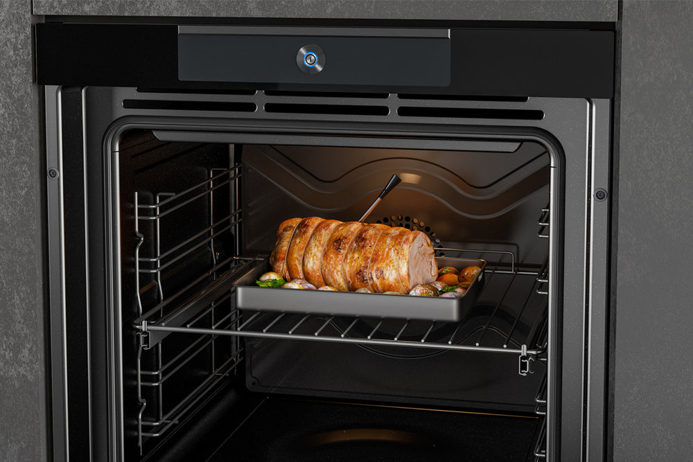 sonda per alimenti wireless PreciProbe che rileva la temperatura di un tacchino nel forno Haier Cher@Home