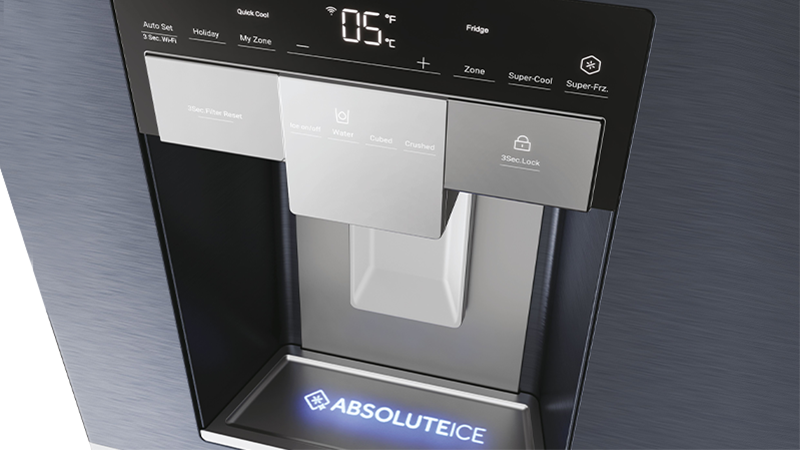 Pannello di controllo di un frigorifero con dispenser per acqua e ghiaccio, display digitale a 05°F e pulsanti per funzioni come Auto Set, Holiday, My Zone, Quick Cool, Super Cool e Super Frz. Include selezione tra acqua, ghiaccio a cubetti e tritato, con funzione blocco bambini. Marchio ABSOLUTEICE visibile.