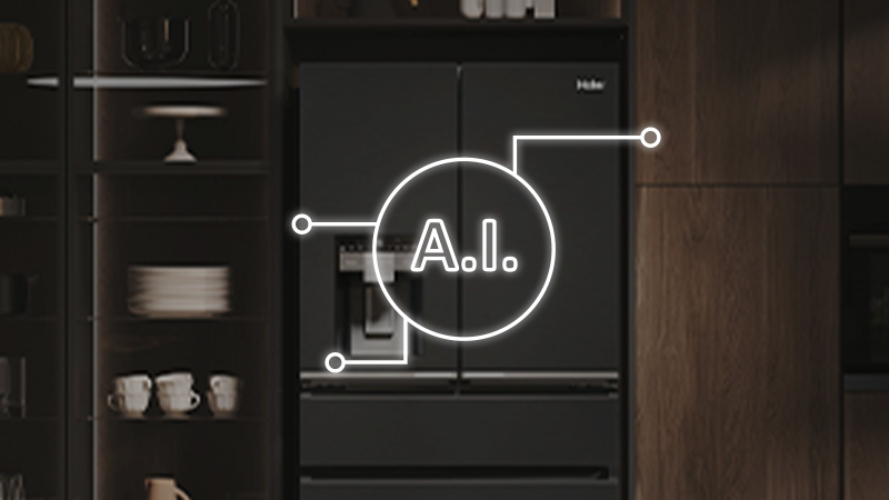 Frigorifero nero Haier  con dispenser per acqua e ghiaccio sulla porta sinistra, incassato in una struttura in legno con mensole laterali contenenti tazze, piatti e oggetti da cucina. Sovrapposta all’immagine, una grafica con la scritta 'A.I.' all’interno di un cerchio collegato a tre punti.