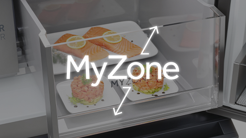 Cassetto aperto del frigorifero etichettato MyZone, contenente due piatti: uno con due tranci di salmone guarniti con fette di limone, l’altro con due porzioni di tartare decorate con erbe. Al centro dell’immagine, la scritta MyZone con frecce verso l’alto e il basso.