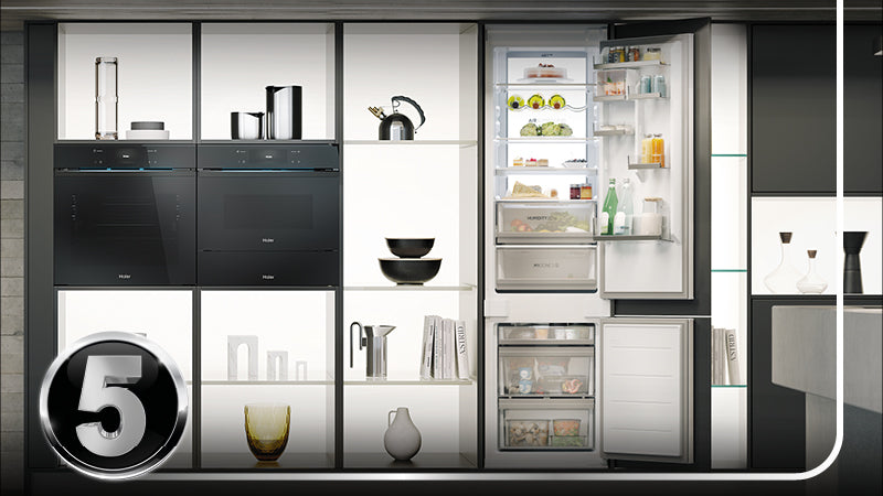 Frigorifero Haier aperto in una cucina moderna con cibi visibili all'interno e grande numero 5 che indica 5 anni di garanzia.