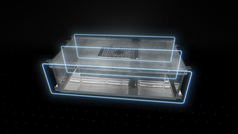Focus sul meccanismo del frigorifero per mantenere una giusto livello di umidità. Il cassetto del frigorifero è attorniato da delle strisce fluo colorate di blu. 