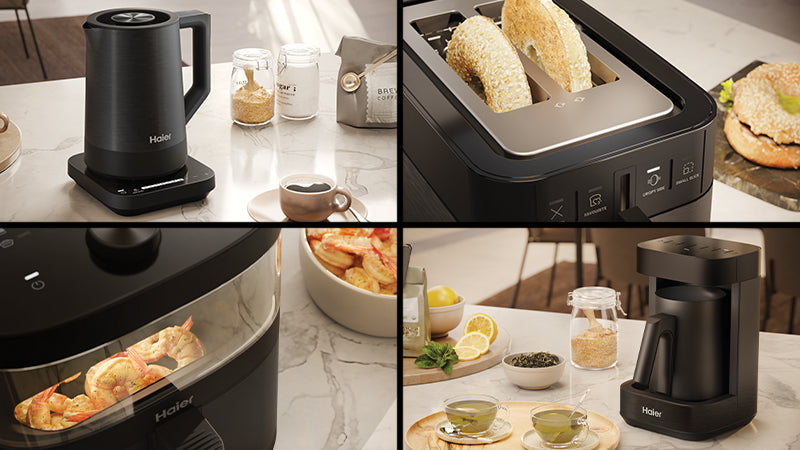 Quattro scene con piccoli elettrodomestici Haier I-Master Serie 5 neri su piano cucina in marmo: bollitore elettrico con tazza e barattoli, tostapane con bagel e sandwich all'avocado, friggitrice ad aria con gamberi, bollitore per tè e due tazze di tè verde