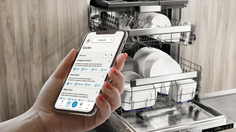 Telefono che mostra app hOn con diverse tipologia di programmi per la lavastoviglie Haier