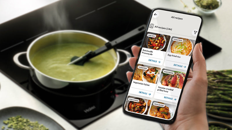 Telefono che mostra l'app hOn con un elenco di ricette che pui fare con un piano cottura a induzione Haier