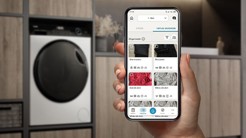 Telefono con app hOn apertache mostra la funzione Washing-Lens, che ti suggerisce il miglior ciclo di lavaggio connesso per il tuo bucato