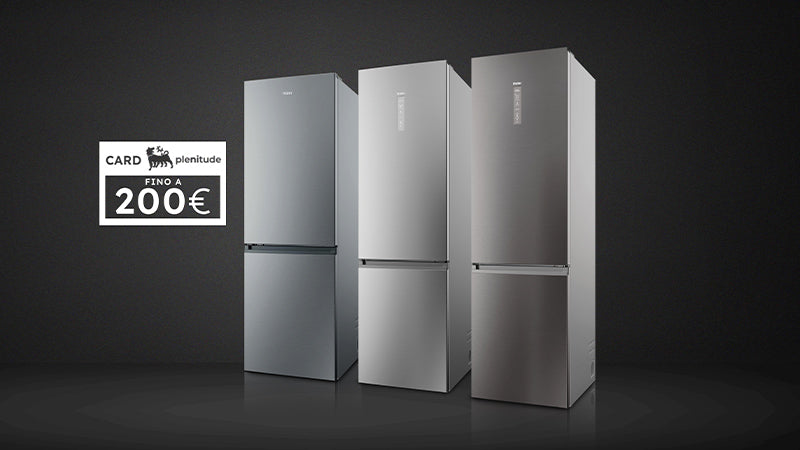 Tre frigoriferi Haier color argento con un'etichetta che mostra il beneficio della promozione, ovvero una gift card plenitude fino a 200€