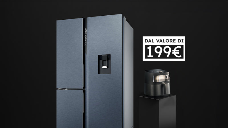 Frigorifero Haier con dispenser d’acqua accanto a una friggitrice ad aria su piedistallo, ed etichetta promozione "dal valore di 199€".