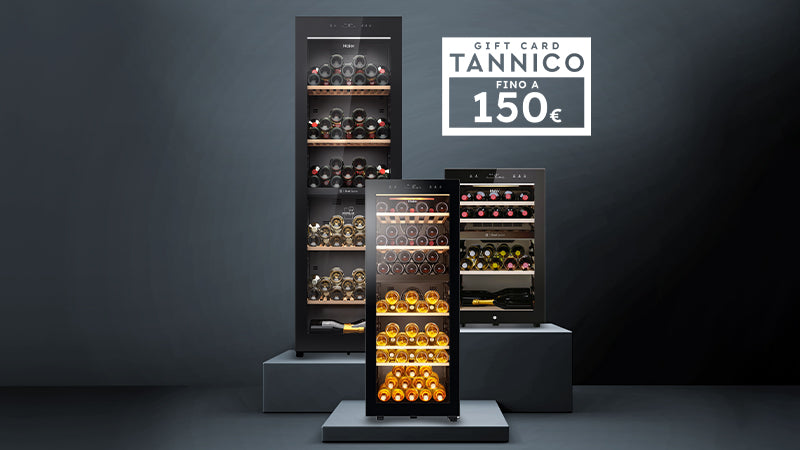 Tre cantinette vino Haier con bottiglie appoggiate su un podio. Nell'immagine troviamo un badge che evidenza una GIFT CARD TANNICO fino a 150€.