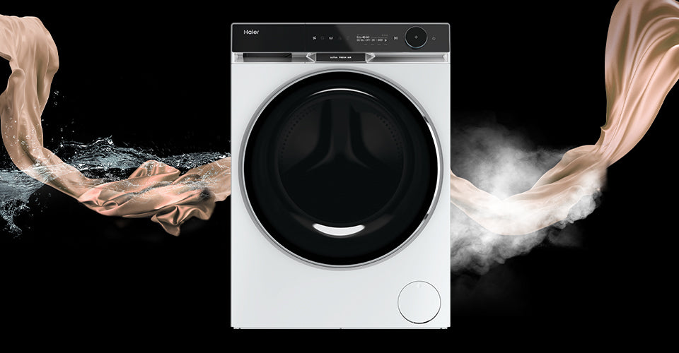 Lavasciuga Haier bianca con oblò nero su sfondo nero; a sinistra spruzzo d'acqua intrecciato con tessuto beige, a destra vapore avvolto in tessuto beige