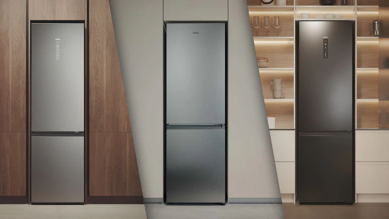 Tre frigoriferi Haier in diversi contesti cucina: uno incassato in mobili in legno, uno freestanding contro una parete neutra, e uno in cucina moderna con mensole aperte e oggetti decorativi