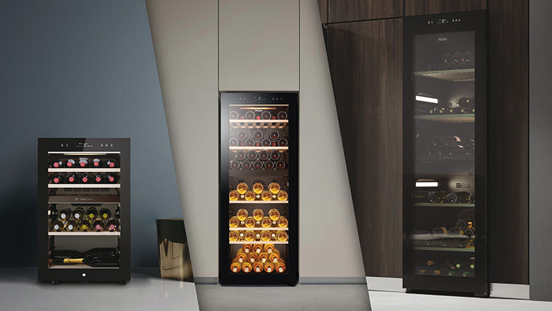 Tre cantinette vino Haier con porta in vetro e controlli digitali: una piccola freestanding, una media con ripiani illuminati, e una grande incassata nei mobili, tutte con bottiglie di vino su più ripiani