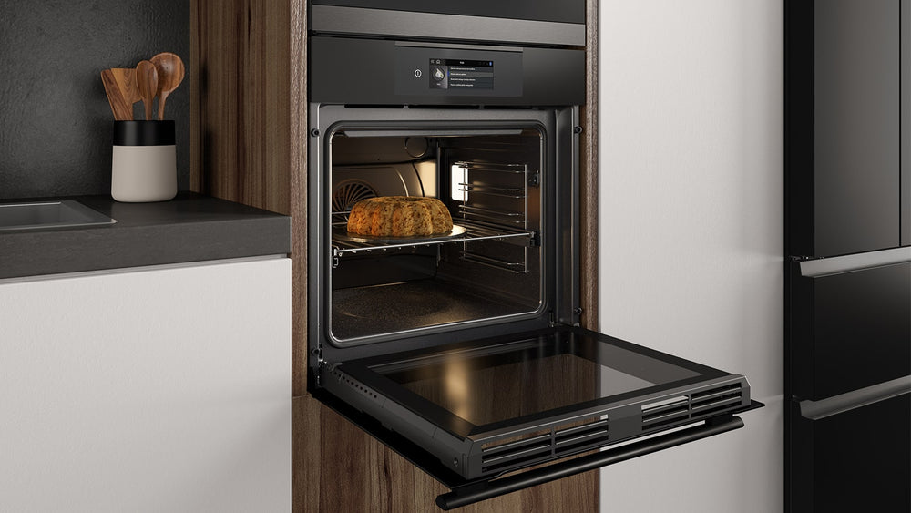 Forno Haier Series 4 con all'interno un ciambellone pronto per essere gustato
