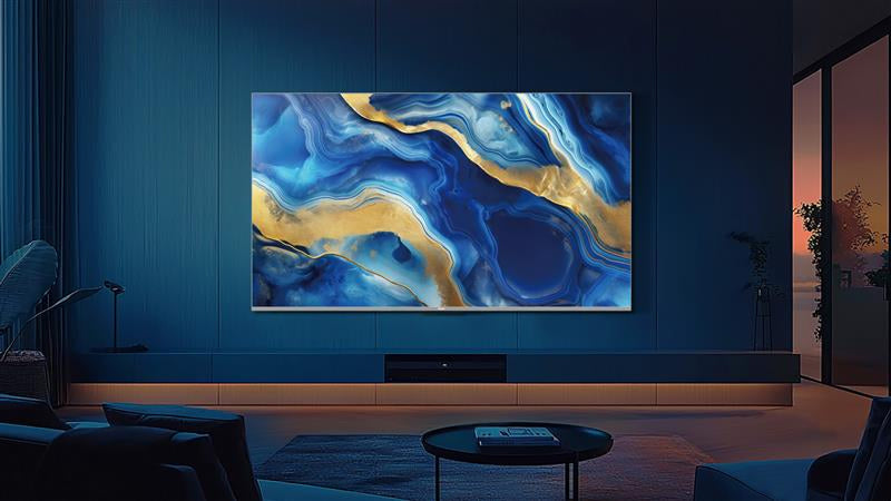 Salotto contemporaneo con parete blu scuro e grande televisore centrale che mostra un'opera d'arte astratta con tonalità di blu, bianco e oro. La stanza è arredata in stile minimalista, con un mobile basso, una sedia e un tavolino nero. Sullo sfondo si vede una finestra che lascia intravedere il tramonto serale, creando un ambiente tranquillo ed elegante