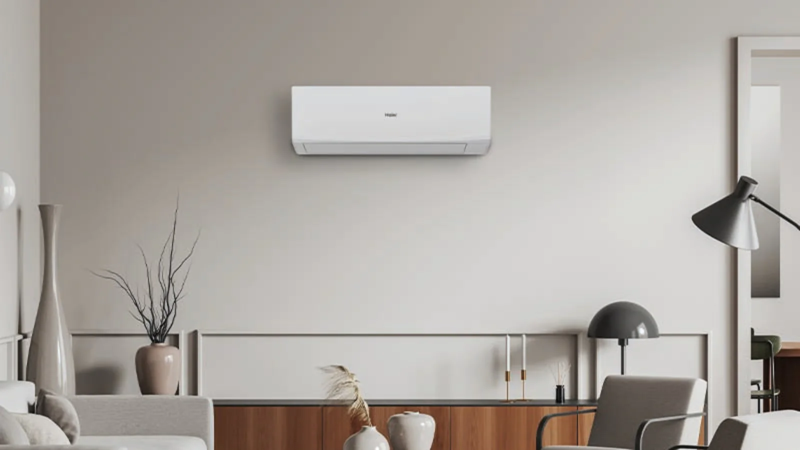 Condizionatore Flair appeso al muro con sotto un mobile e delle poltrone.