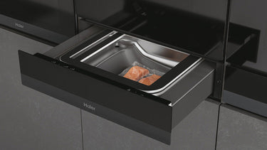 Cassetto scaldavivande che sta riscaldando due tranci di salmone