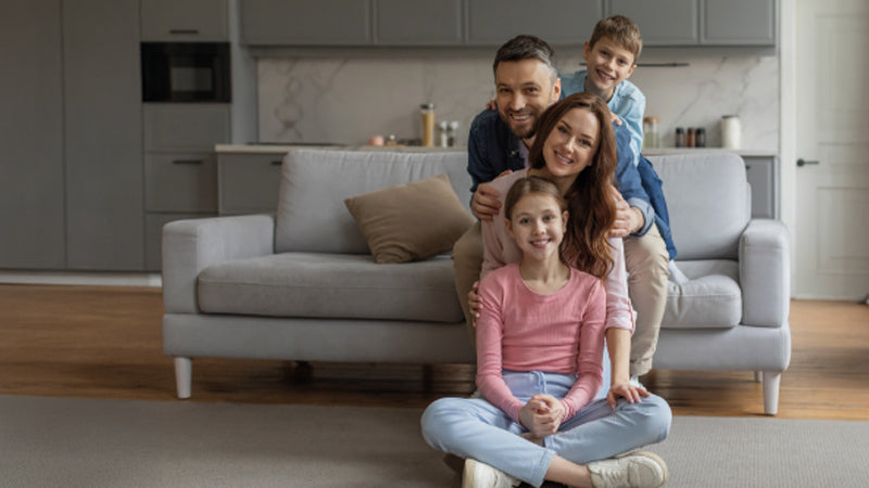 Famiglia felice composta da: padre, madre, figlia adolescente e bambino piccolo. 
