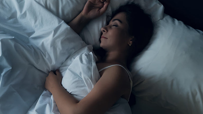 Donna che dorme riposata nel letto.