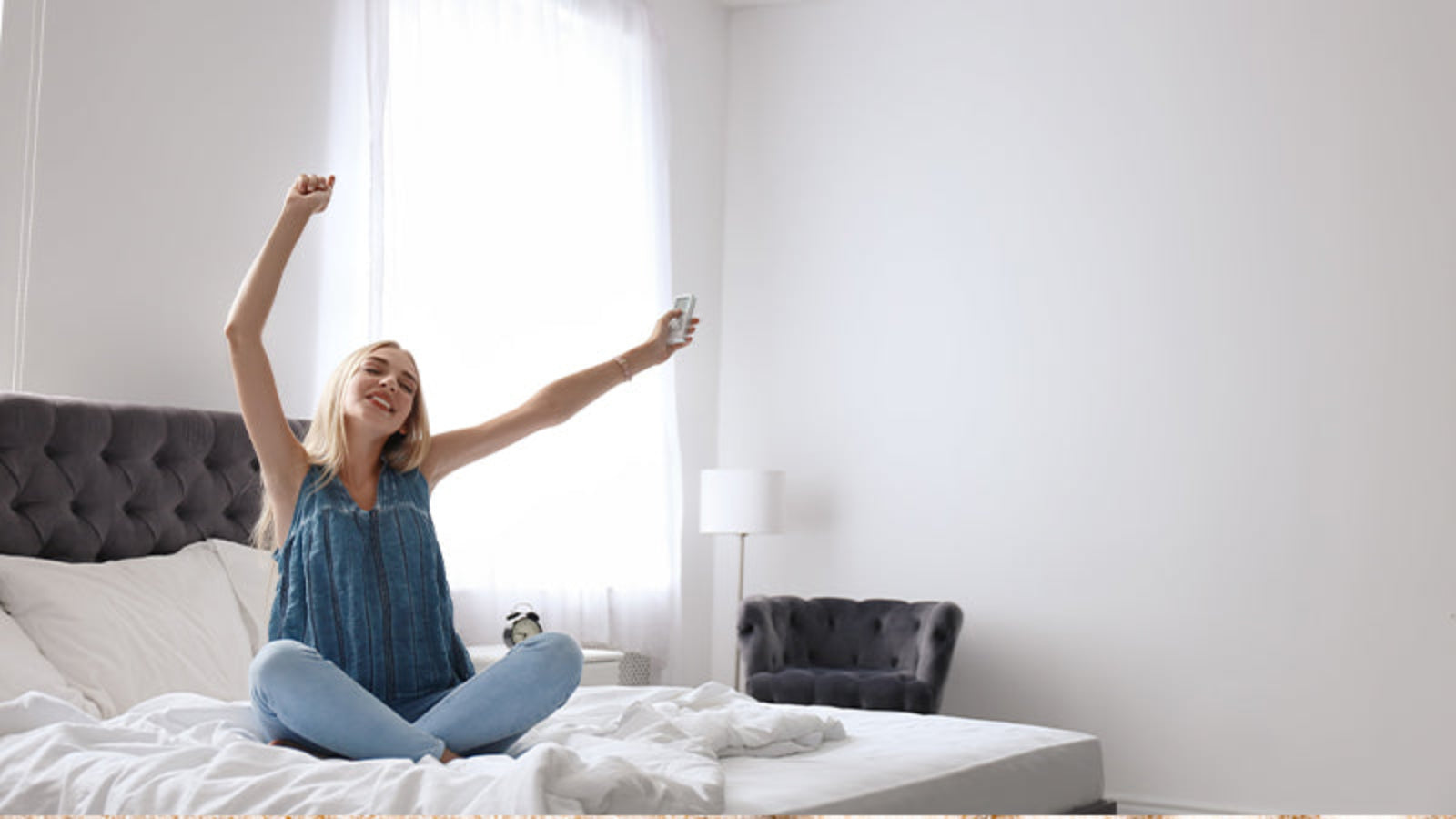 Donna appena sveglia sul letto. 