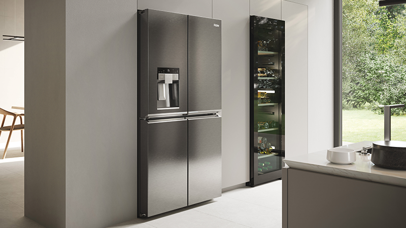 Frigorifero e cantinetta vino dual zone poste una accanto all'altra. Il frigorifero è un multiporta color inox dotato di scompartimento per il ghiaccio. 