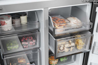 Scompartimenti interni del frigorifero multiporta "Switch Zone". Nei diversi cassetti ci sono alimenti di vario tipo: brezel, pane, pasta, funghi, verdure, gelato, frutti rossi, broccoli. 