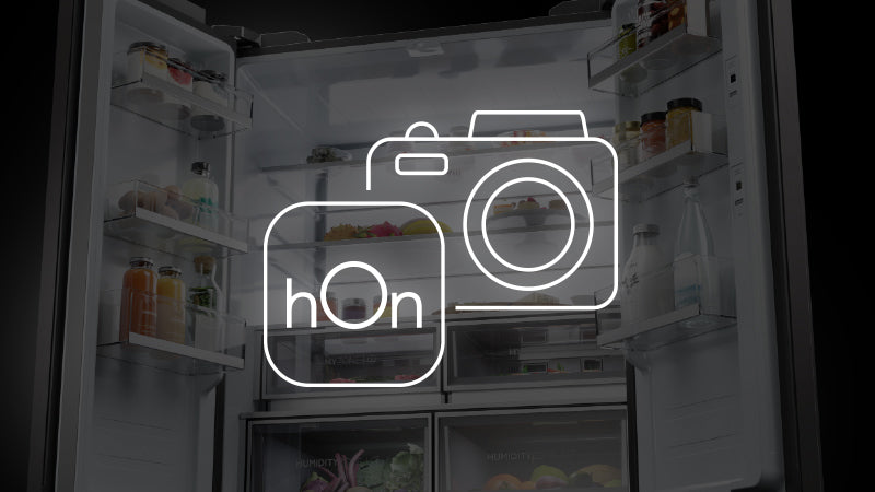 Frigorifero aperto con sovrapposizione dell’icona fotocamera e logo hOn, indicazione delle funzionalità smart per la gestione degli alimenti