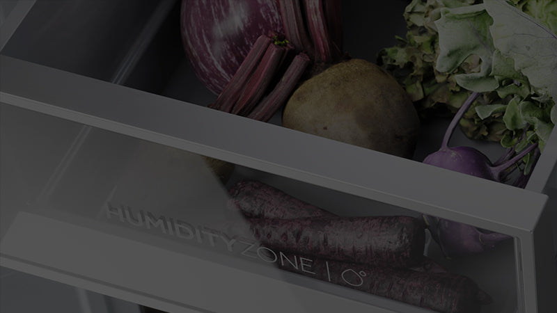 Cassetto Humidity Zone del frigorifero Haier con verdure fresche come cavolo e melanzane, indicato da scritta sul frontale