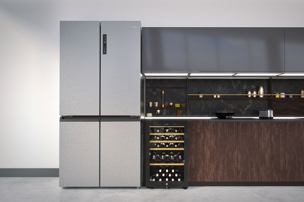 Cucina con focus su frigorifero inox e cantinetta vino dual zone.