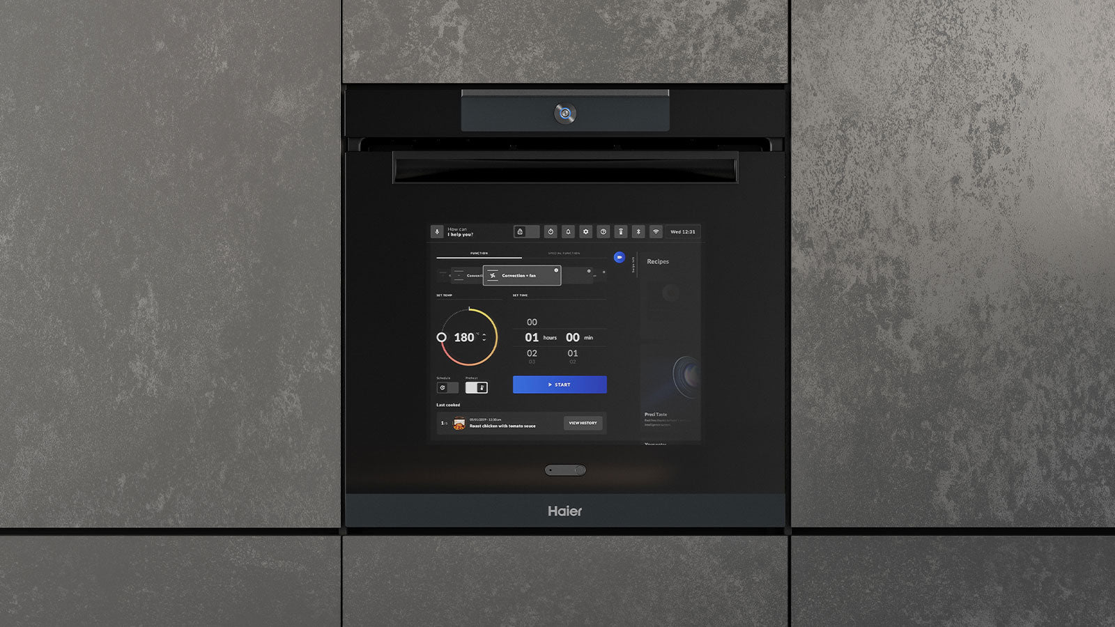Forno da incasso Chef@Home Haier con porta full touch e interfaccia digitale, integrato in una cucina moderna con pannelli effetto cemento; visibile il display con temperatura impostata, timer e ricette interattive.
