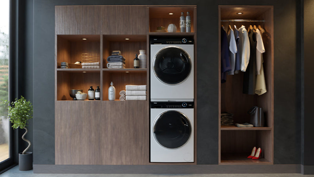 Lavatrice e asciugatrice disposte in colonna all'interno di un armadio a muro.