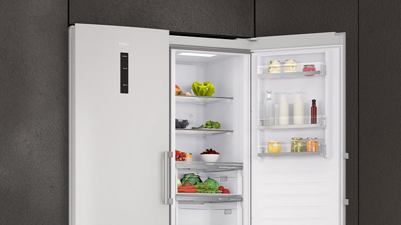 Freezer con porta aperta completamente reversibile.