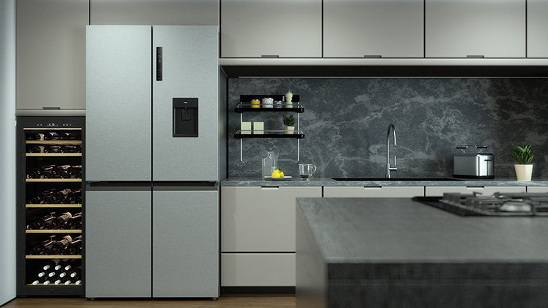 Cucina con focus su frigorifero con scompartimento ghiaccio e cantinetta vino monozona.