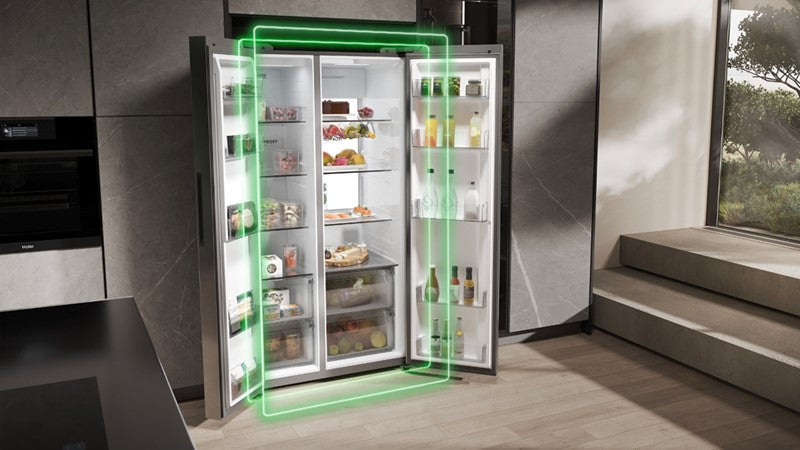 Frigorifero multidoor aperto con striscia verde fluo lungo il perimetro per esprimere l'efficienza energetica