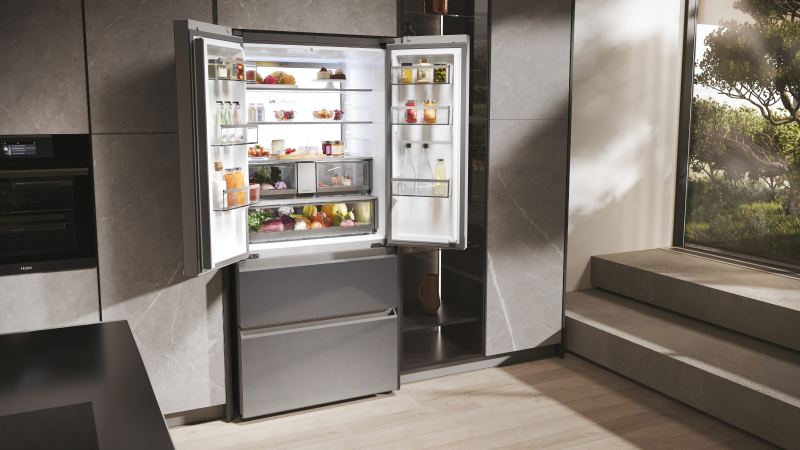 Frigorifero multidoor aperto posto all'interno di una cucina.